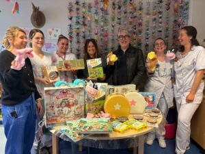 Dépôt de jeux et jouets au service de pédiatrie du CHU Quimper Cornouaille